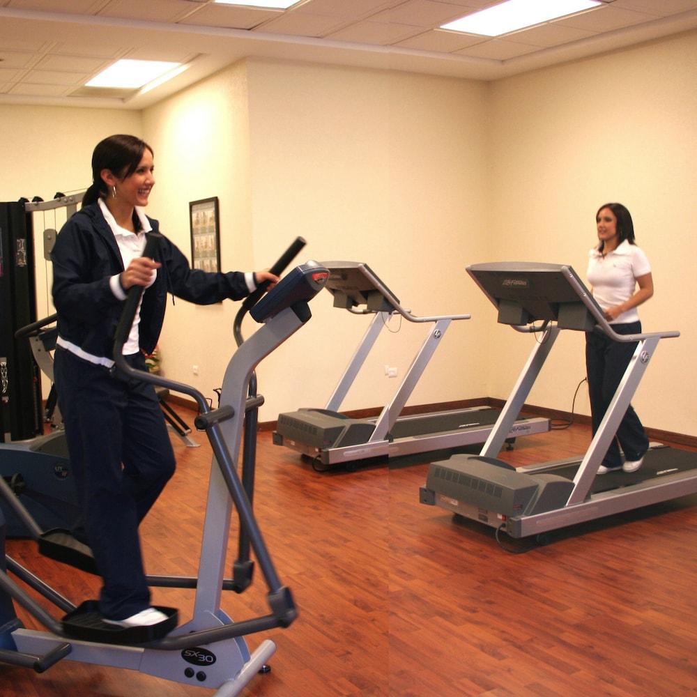 Safi Royal Luxury Valle San Pedro Garza Garcia Exterior photo Two women on treadmills