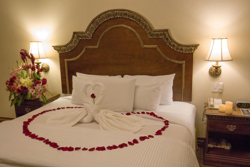 Safi Royal Luxury Valle San Pedro Garza Garcia Exterior photo A bed with a towel swan