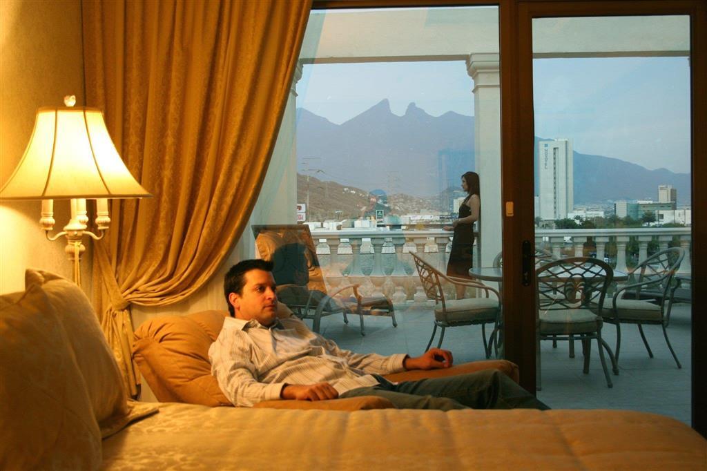 Safi Royal Luxury Valle San Pedro Garza Garcia Room photo A guest at the Four Seasons Hotel in Santiago, Chile