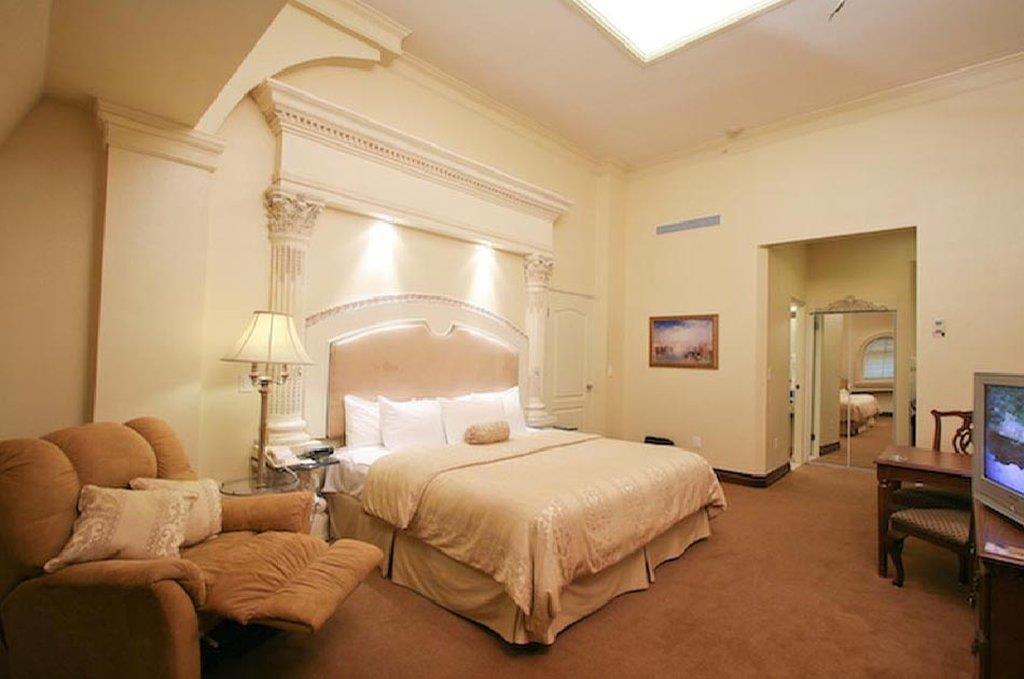 Safi Royal Luxury Valle San Pedro Garza Garcia Room photo A bedroom at the hotel