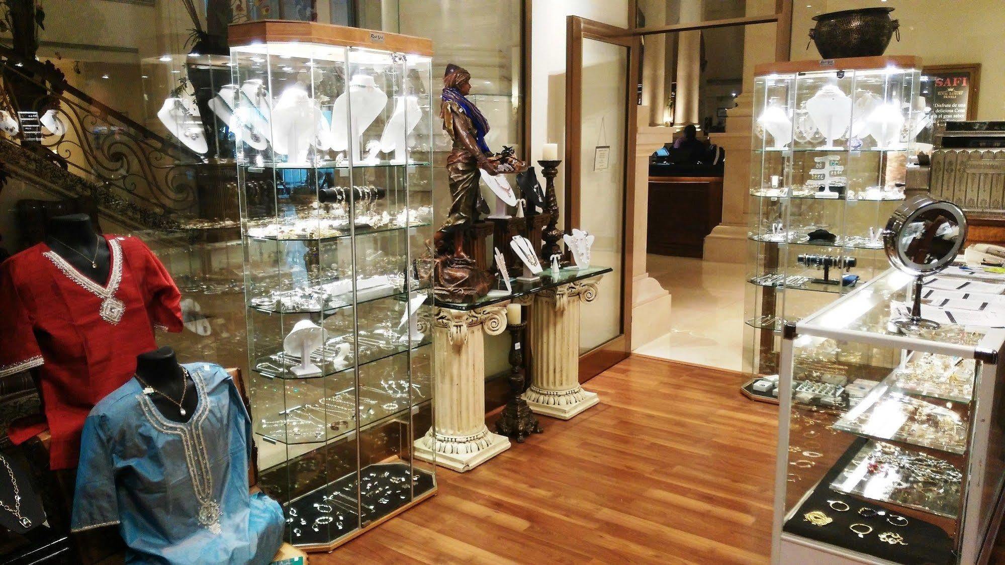 Safi Royal Luxury Valle San Pedro Garza Garcia Exterior photo A jewellery shop in the shopping mall